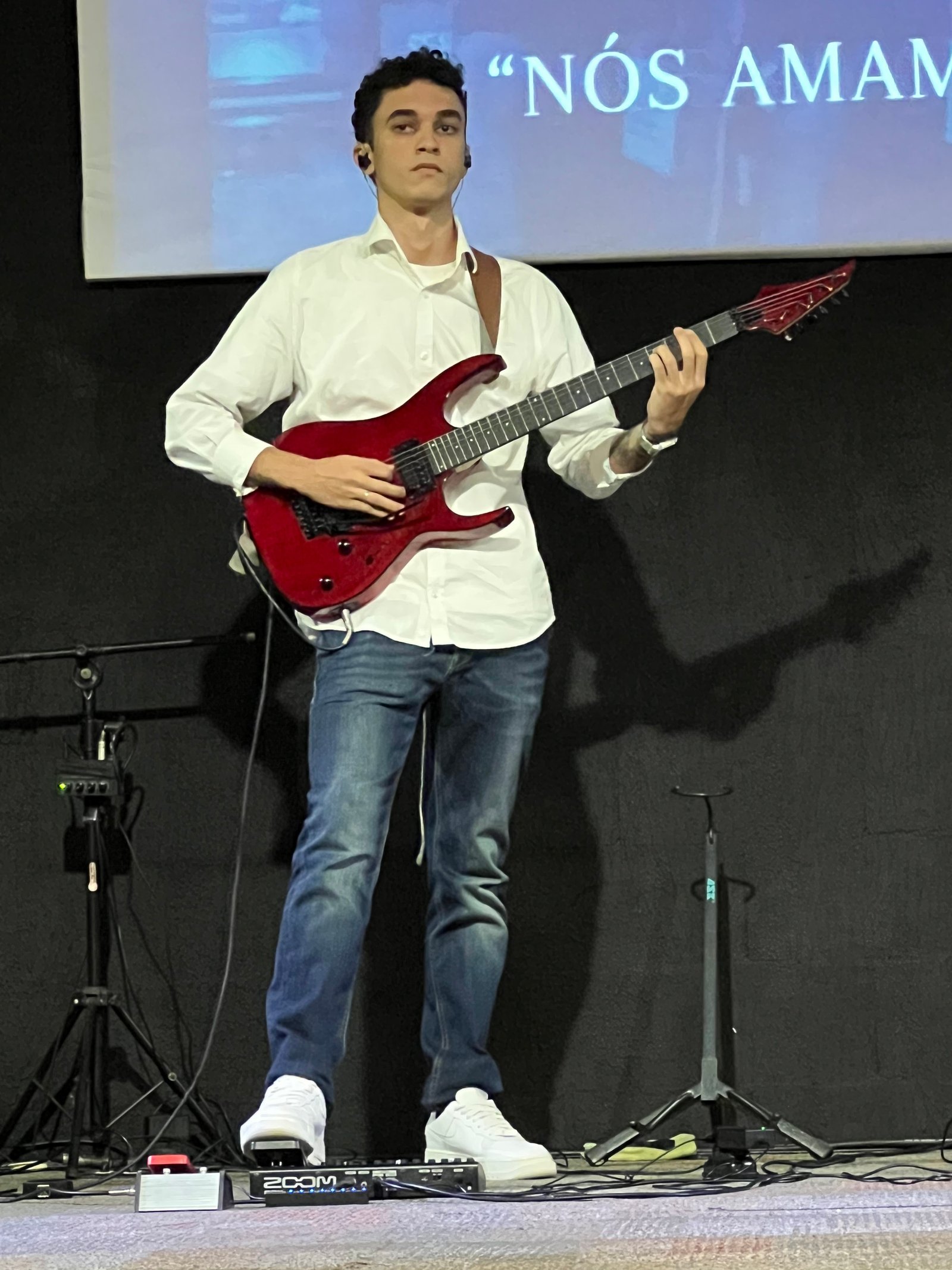 Foto de Gabriel Moulin com sua guitarra